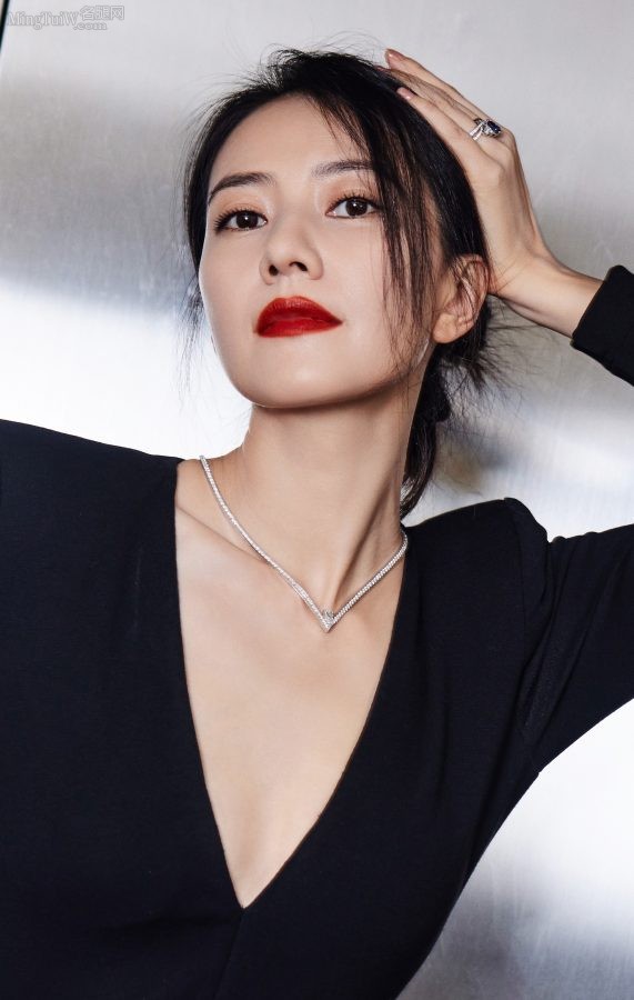 高圆圆身穿一条大深V黑裙配上鲜红色美唇尽显成熟魅力(8/14)