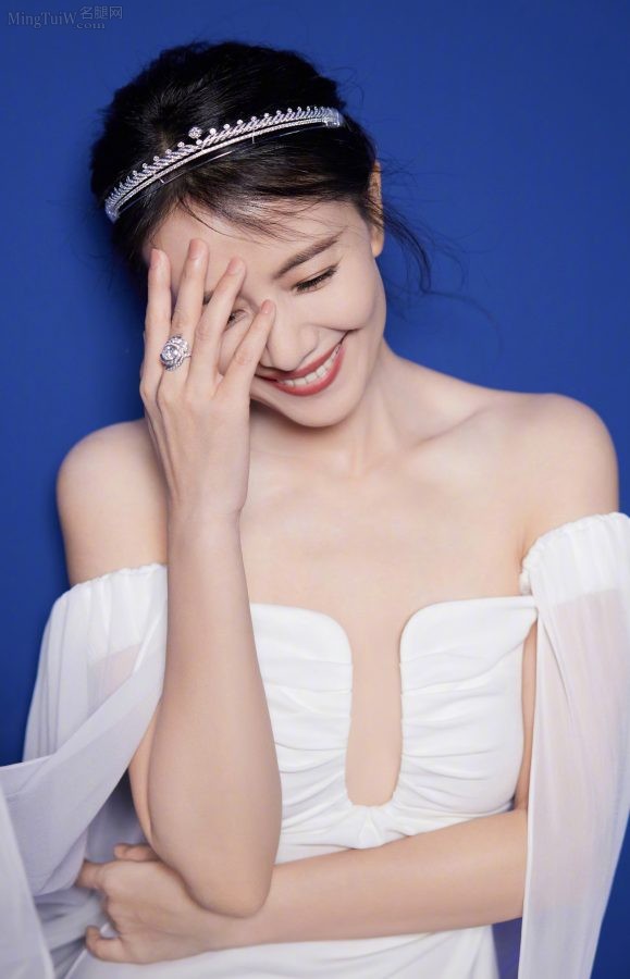 中年美妇高圆圆穿上一条露肩修身白色礼服飘逸如仙子(4/9)