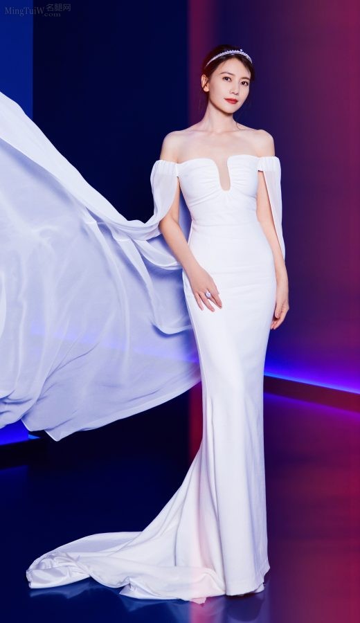 中年美妇高圆圆穿上一条露肩修身白色礼服飘逸如仙子(5/9)