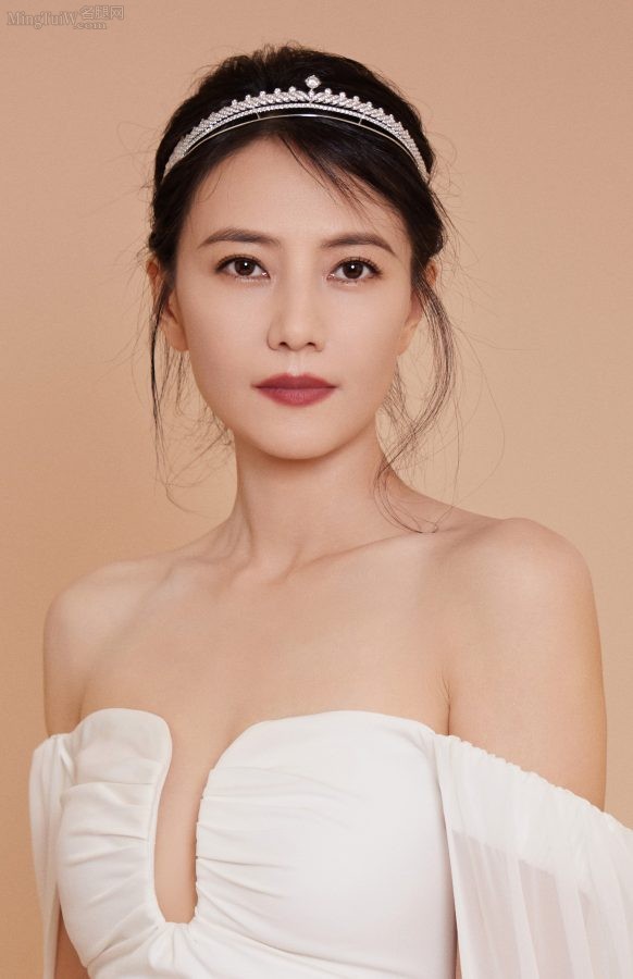 中年美妇高圆圆穿上一条露肩修身白色礼服飘逸如仙子(7/9)