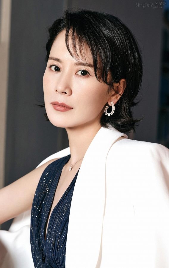 海清身着蓝色深V开叉礼服美腿如玉(5/7)