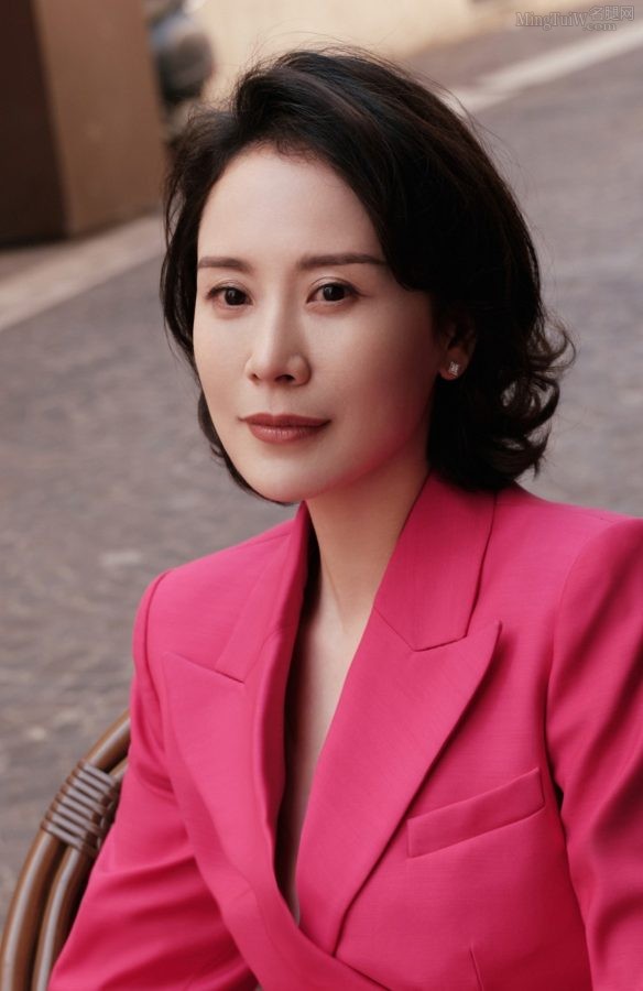 女演员海清身穿红色西装尖头细高跟翘腿坐姿(2/2)