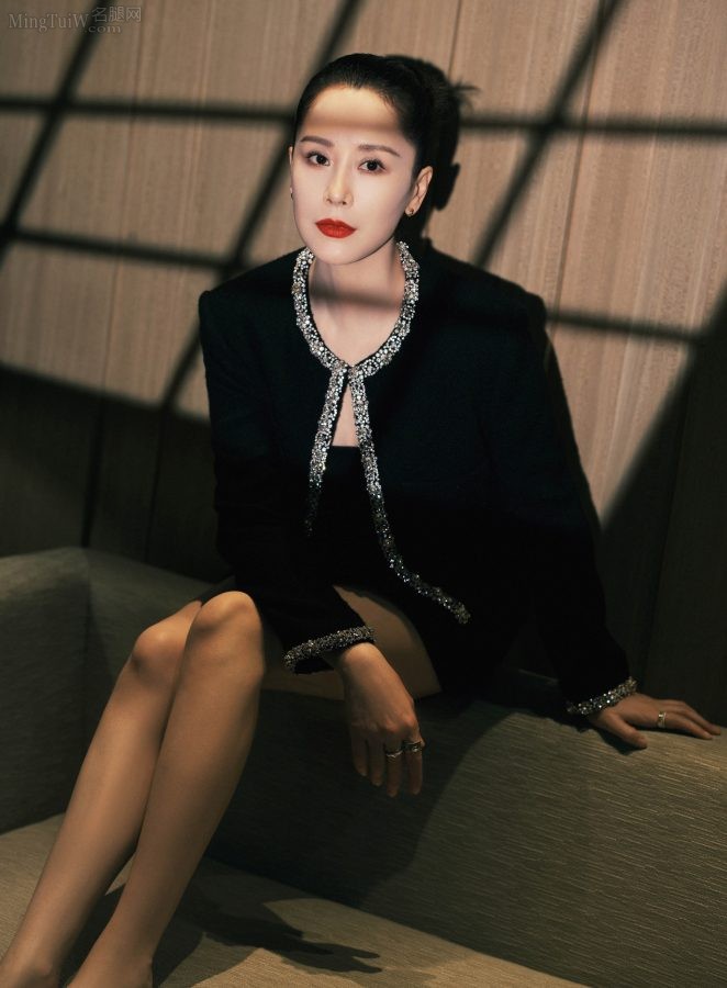 女明星海清穿短裙秀出美腿韵味十足(1/4)