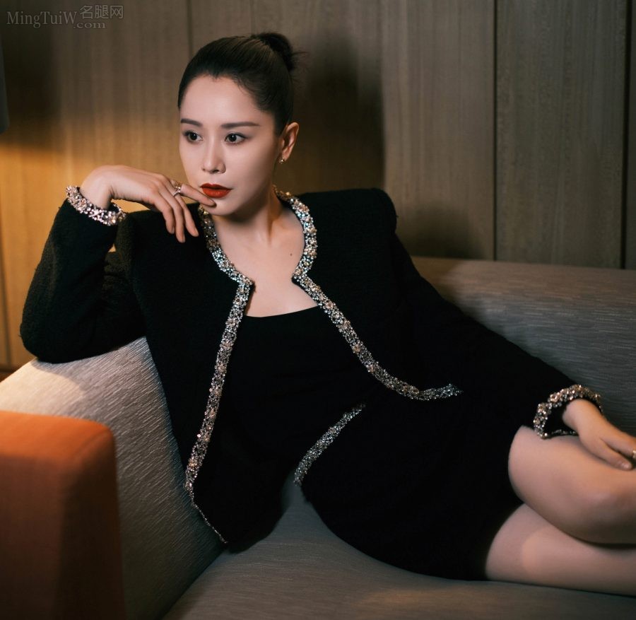 女明星海清穿短裙秀出美腿韵味十足(2/4)
