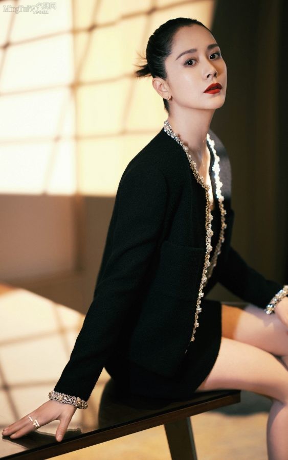 Female star Hai Qing shows off her beautiful legs in a short skirt(3/4)