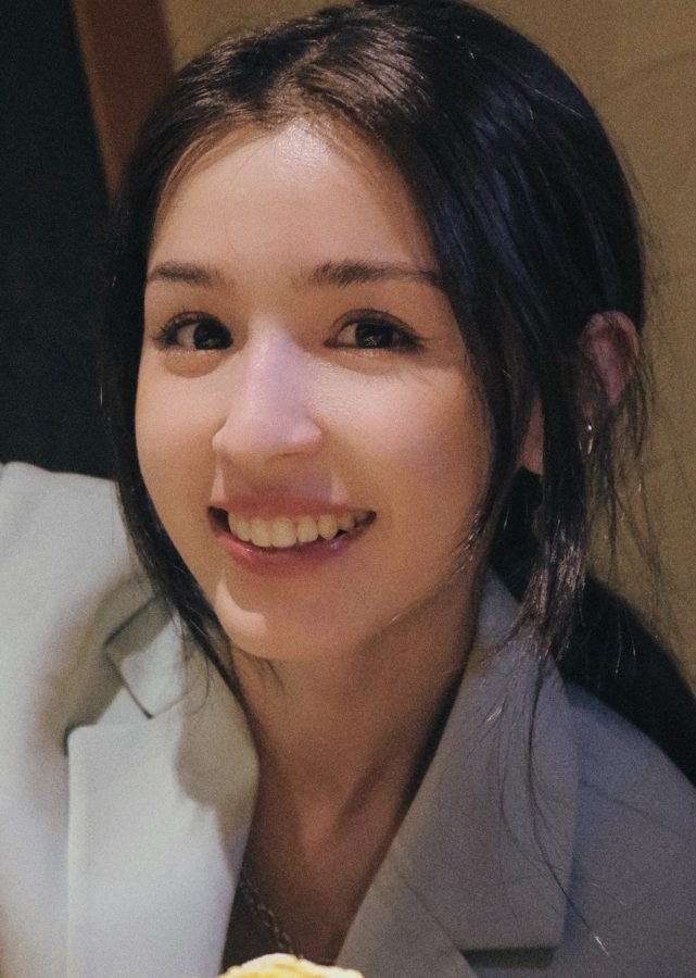 Hanikezi shows off her beautiful legs in shorts in a Japanese restaurant(6/7)