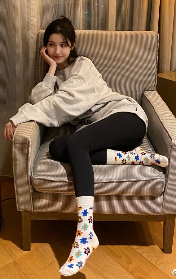 Hanikezi's tight pants and cute cotton stocking feet on the sofa(1/3)