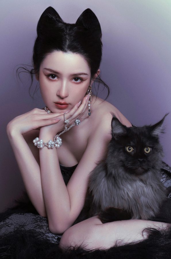 哈妮克孜变身猫女拍摄暗夜野性杂志大片（第4张/共6张）
