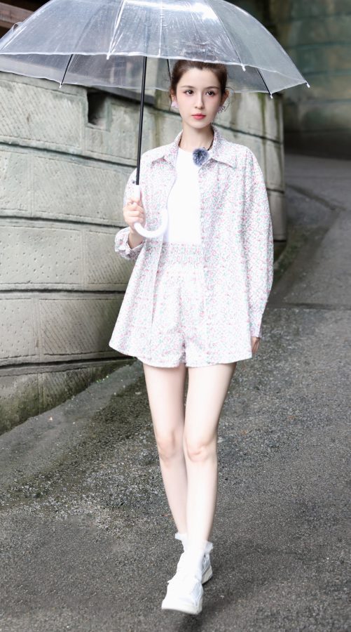 哈妮克孜雨中撑伞白腿发光(1/2)