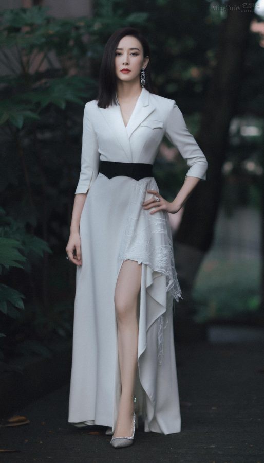 胡静穿西装开叉白裙，红唇和玉腿女人味满满(1/3)