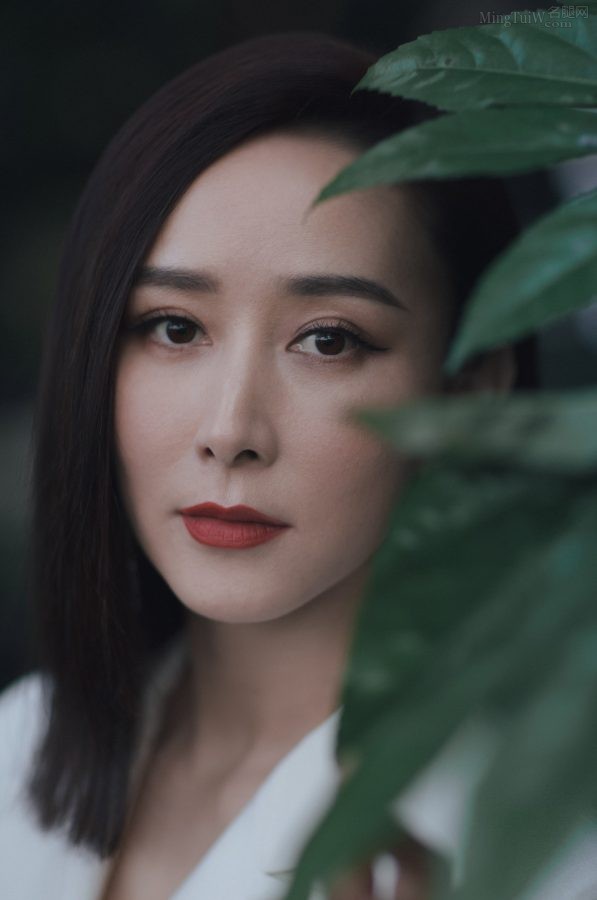 Hu Jing wears a suit with a slit white skirt, her red lips and jade legs are full of femininity(3/3)