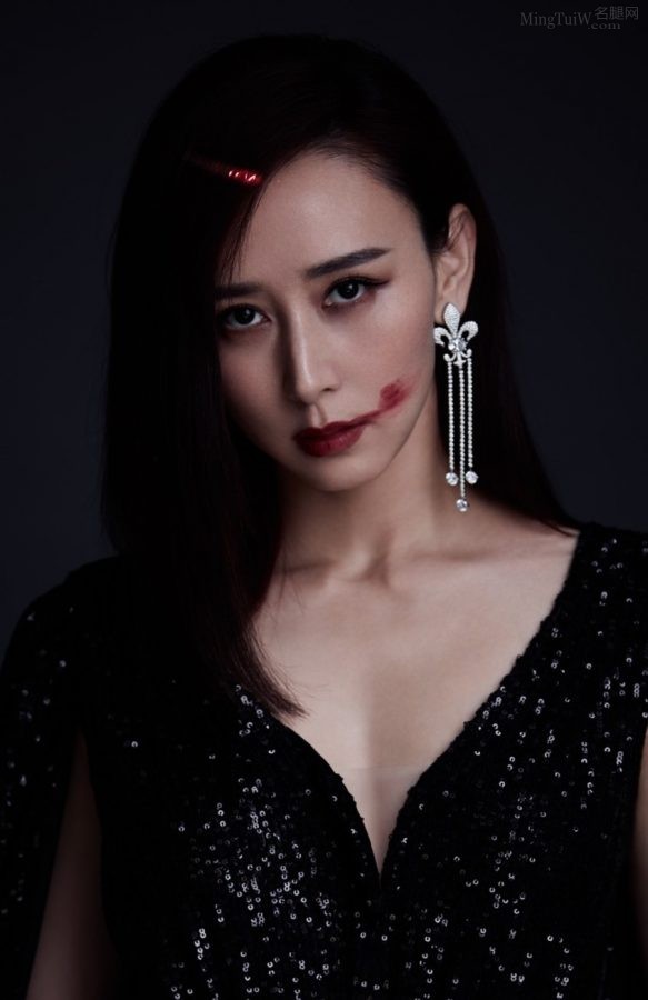 胡静画上受伤妆，穿V子领秀出事业线(1/2)