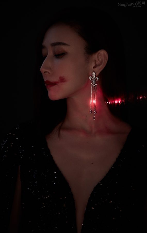 胡静画上受伤妆，穿V子领秀出事业线(2/2)