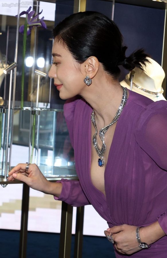 女星贾静雯身穿V领紫裙珠光宝气出席商业活动(5/7)