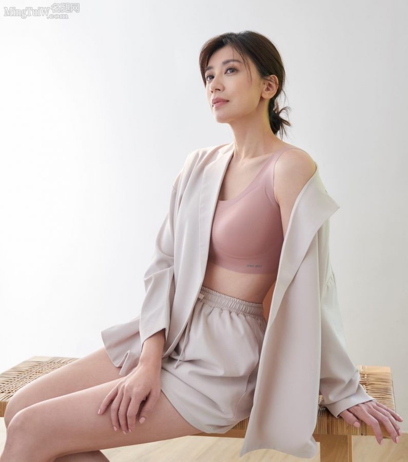 贾静雯穿运动内衣大展女性魅力(2/4)
