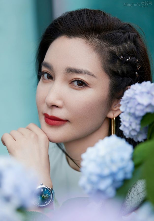 御姐李冰冰穿牛仔裤配白色尖头高跟翘腿坐姿(2/2)