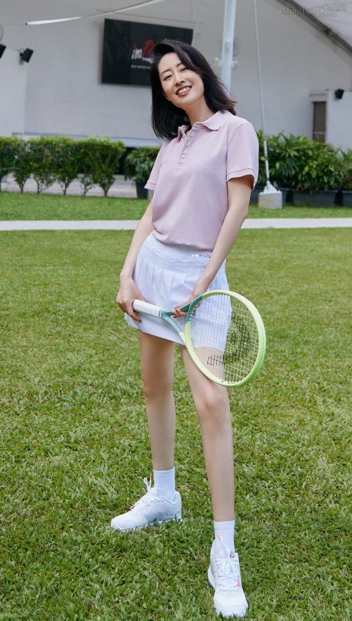 刘敏涛拿着网球拍在草地上展示纤细的白腿（第1张/共6张）