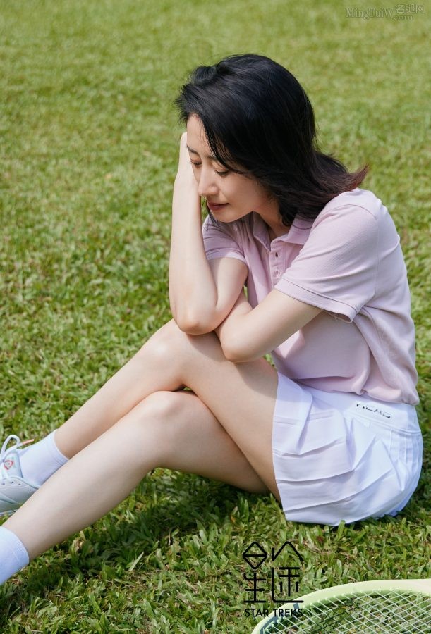 刘敏涛拿着网球拍在草地上展示纤细的白腿(2/6)