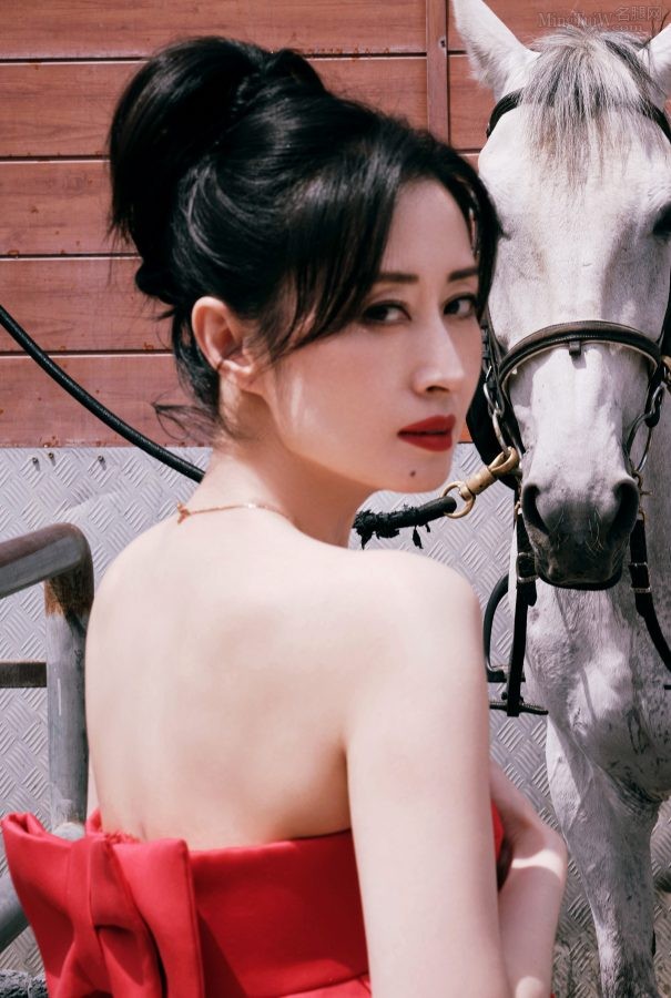 成熟女演员刘敏涛穿红裙牵白马露玉肩美背(8/8)