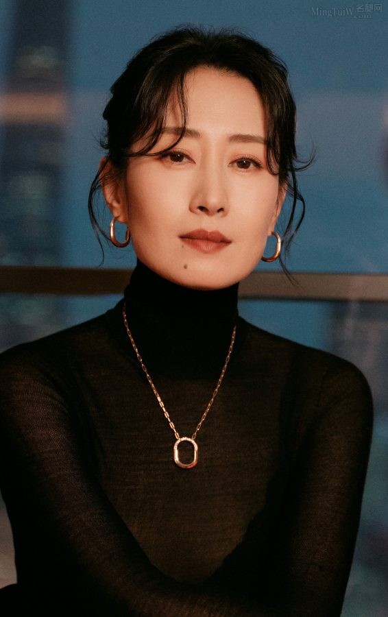 成熟韵味女演员刘敏涛穿超薄上衣大方秀文胸(2/12)