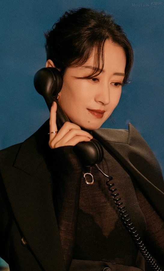 成熟韵味女演员刘敏涛穿超薄上衣大方秀文胸(3/12)