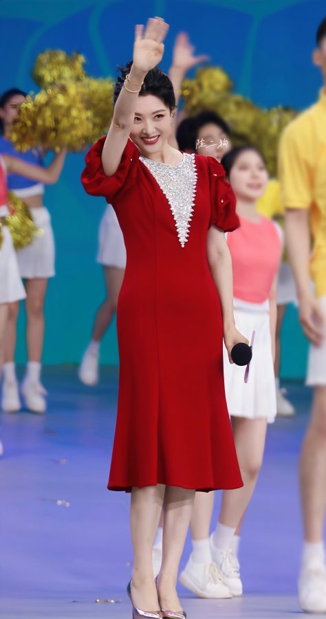 Zhou Tao shows off her legs in a red skirt and metallic stiletto heels(4/7)
