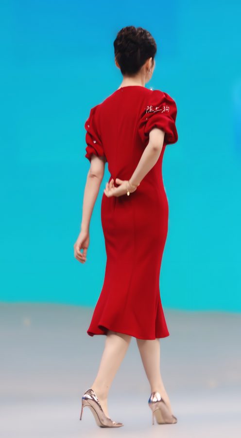 Zhou Tao shows off her legs in a red skirt and metallic stiletto heels(6/7)