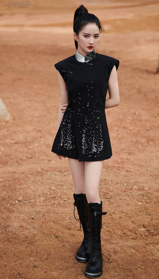 The super dashing young lady Liu Xiening has a high ponytail, tall figure and slim legs wearing long boots(1/12)