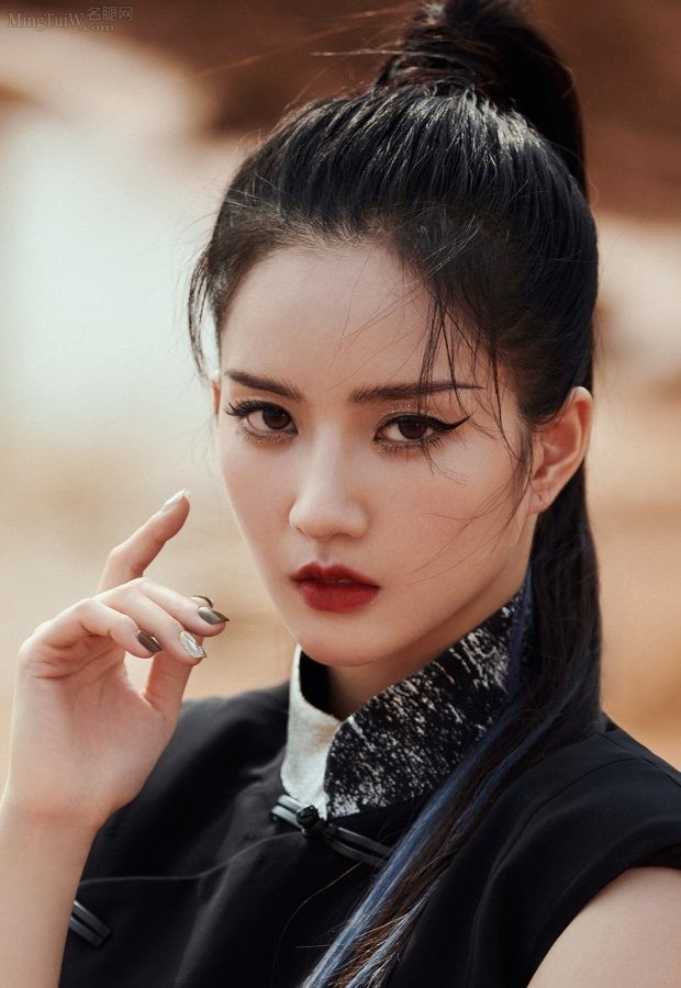 超飒的小姐姐刘些宁高马尾造型，身材高挑细腿穿长靴(5/12)
