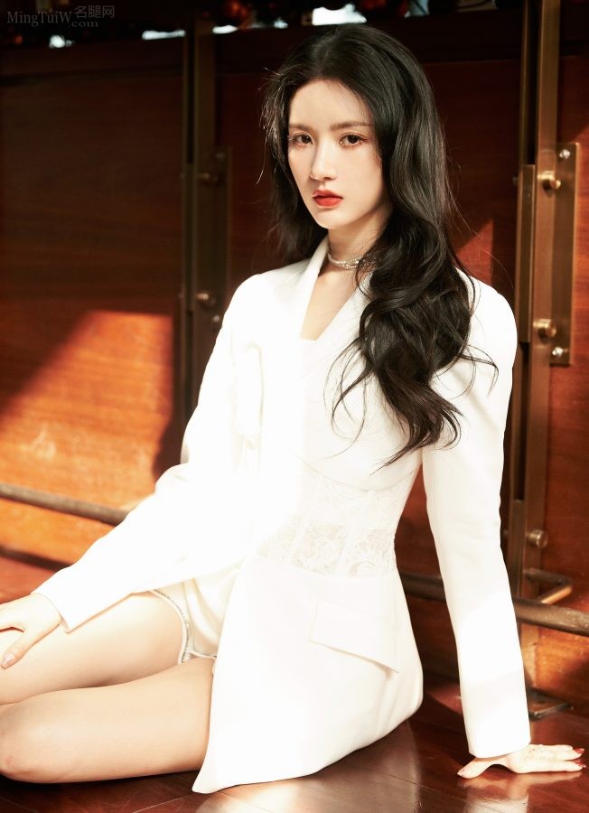 硬糖少女303刘些宁美腿穿细跟恨天高夹腿坐姿(3/4)
