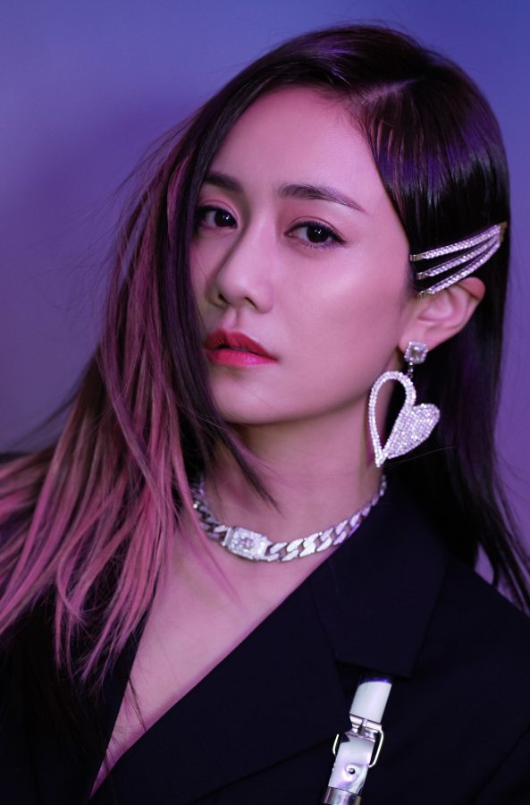 摇滚教母刘芸细美腿穿高跟短靴气质酷飒(4/4)