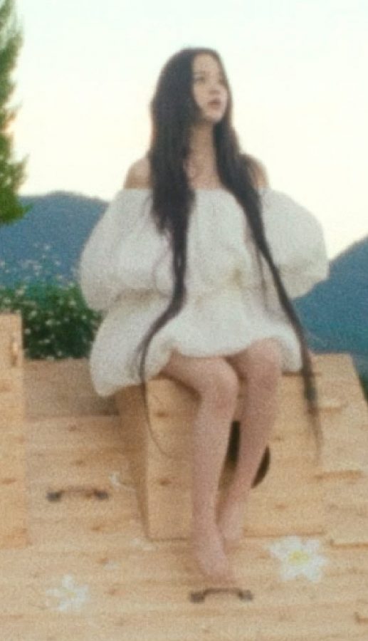 欧阳娜娜在户外拍照，白腿玉足美丽动人(9/9)