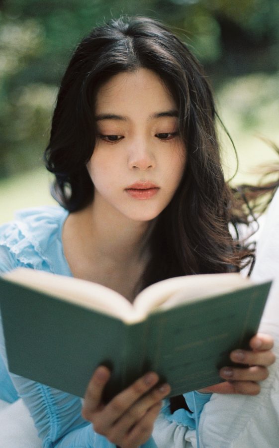 欧阳娜娜在户外拍照，白腿玉足美丽动人(4/9)