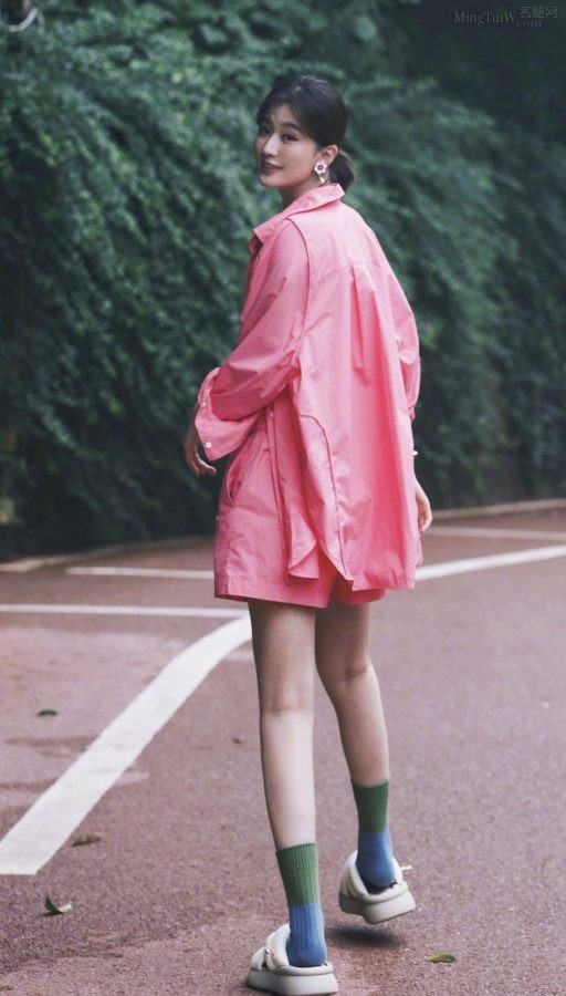 漂亮妹子乔欣穿运动短裤展露匀称美腿(3/5)