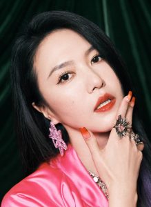 乘风破浪台上众姐姐表演《眉飞色舞》，重点表扬齐溪的大长腿
