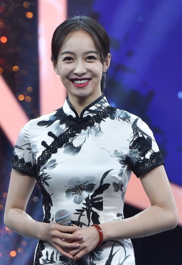 《王牌对王牌》宋茜穿修身开叉旗袍(7/7)