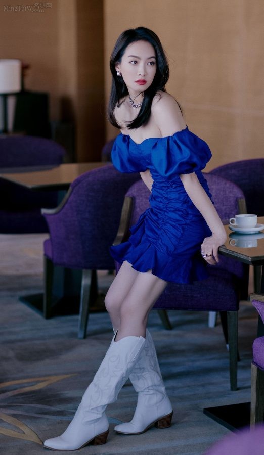 女明星宋茜身穿低胸蓝裙，美腿穿白色长皮靴代言商品活动(1/6)