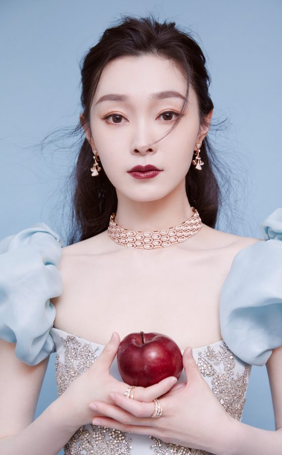 白雪公主宋轶穿低胸裙露出一条白沟(4/10)