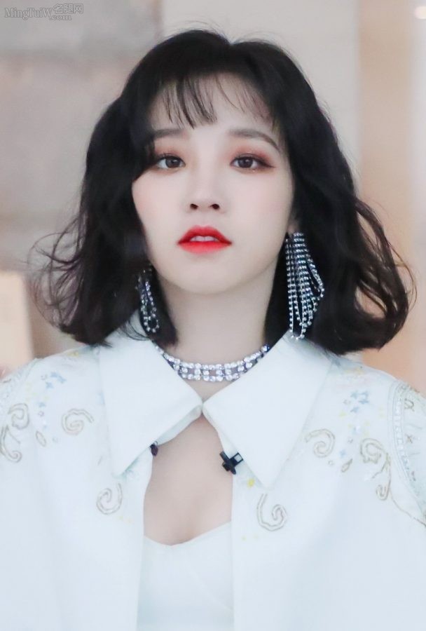 女歌手宋雨琦白皙美腿穿皮靴外出被拍(4/7)