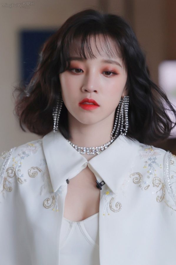 女歌手宋雨琦白皙美腿穿皮靴外出被拍(5/7)