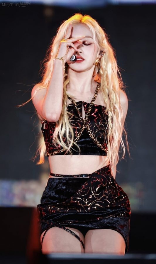 Blonde beauty Song Yuqi dances on stage in a miniskirt(4/11)