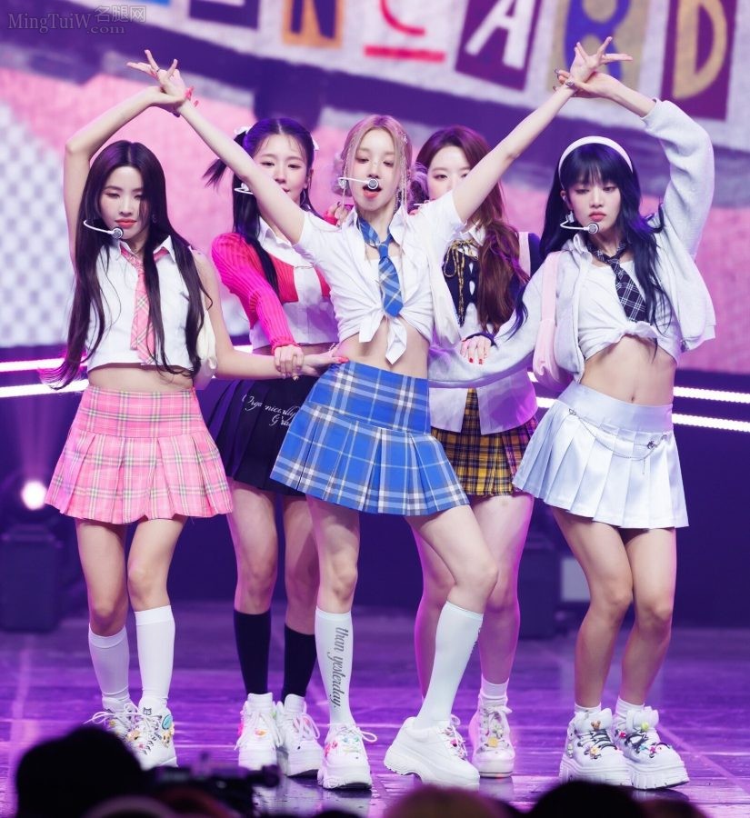 美少女宋雨琦穿格子裙配短筒棉袜在台上表演《M COUNTDOWN》(2/7)