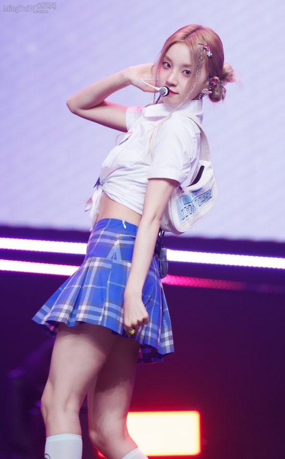 美少女宋雨琦穿格子裙配短筒棉袜在台上表演《M COUNTDOWN》(4/7)