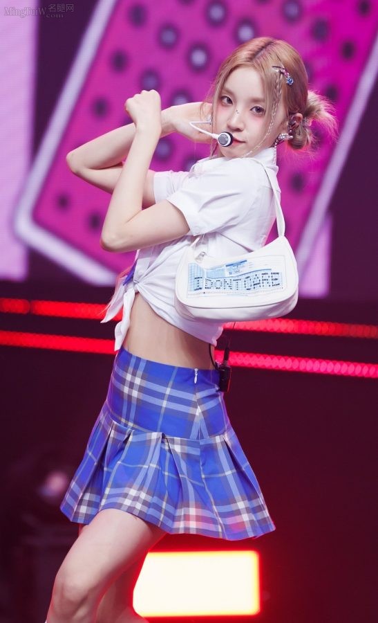 美少女宋雨琦穿格子裙配短筒棉袜在台上表演《M COUNTDOWN》(5/7)