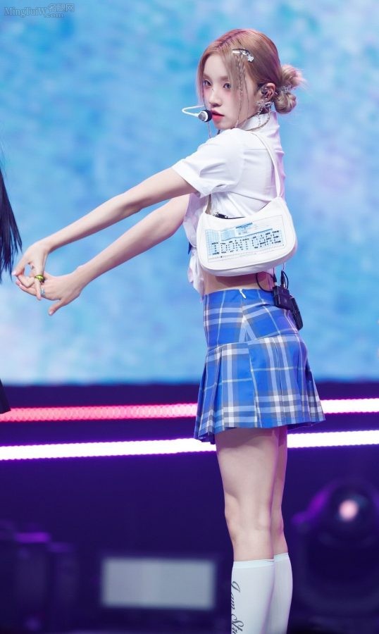 美少女宋雨琦穿格子裙配短筒棉袜在台上表演《M COUNTDOWN》(6/7)