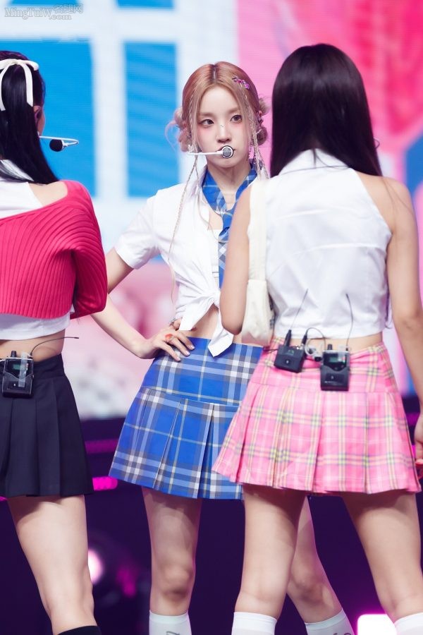 美少女宋雨琦穿格子裙配短筒棉袜在台上表演《M COUNTDOWN》(7/7)