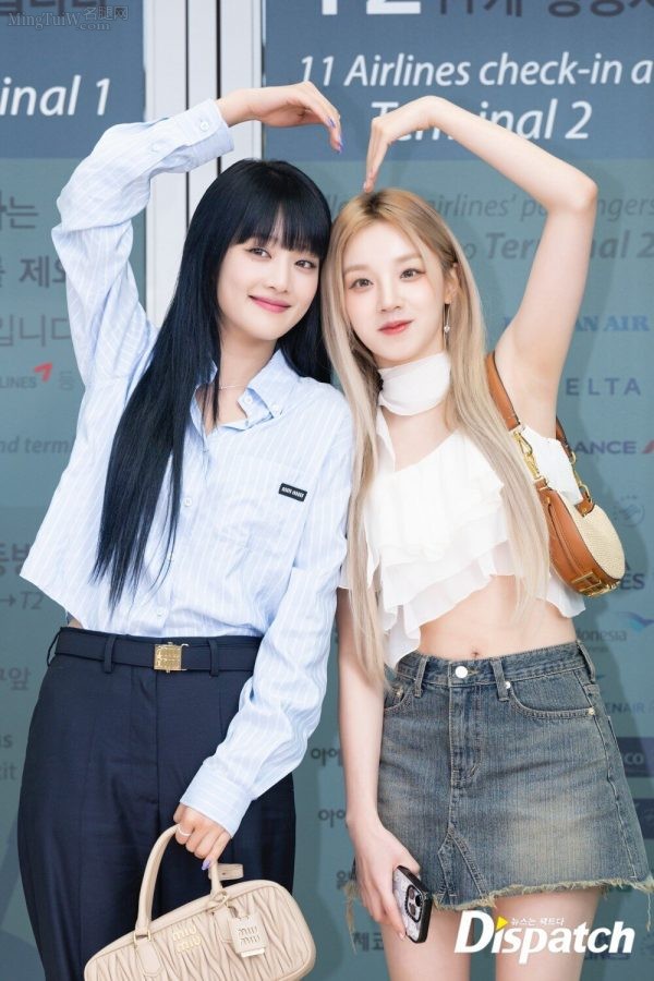 Song Yuqi wore a denim skirt to show off her beautiful legs and appeared at the airport with Thai female singer Minnie(6/7)