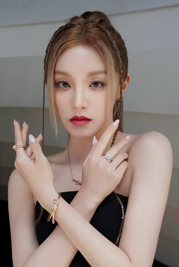 美女歌手宋雨琦穿露背小黑裙展露顺滑美腿(3/6)