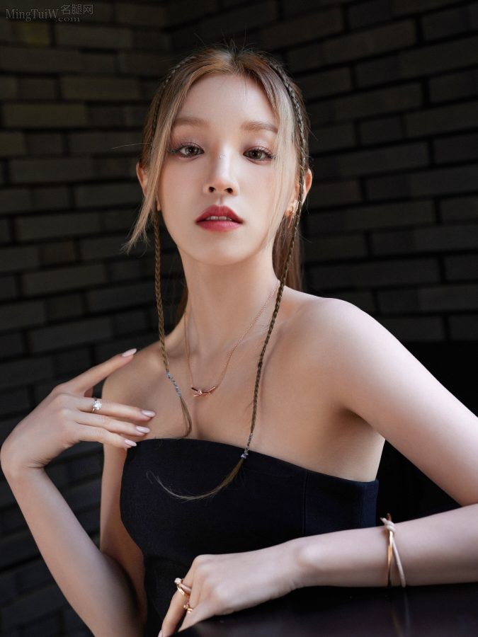 美女歌手宋雨琦穿露背小黑裙展露顺滑美腿(4/6)