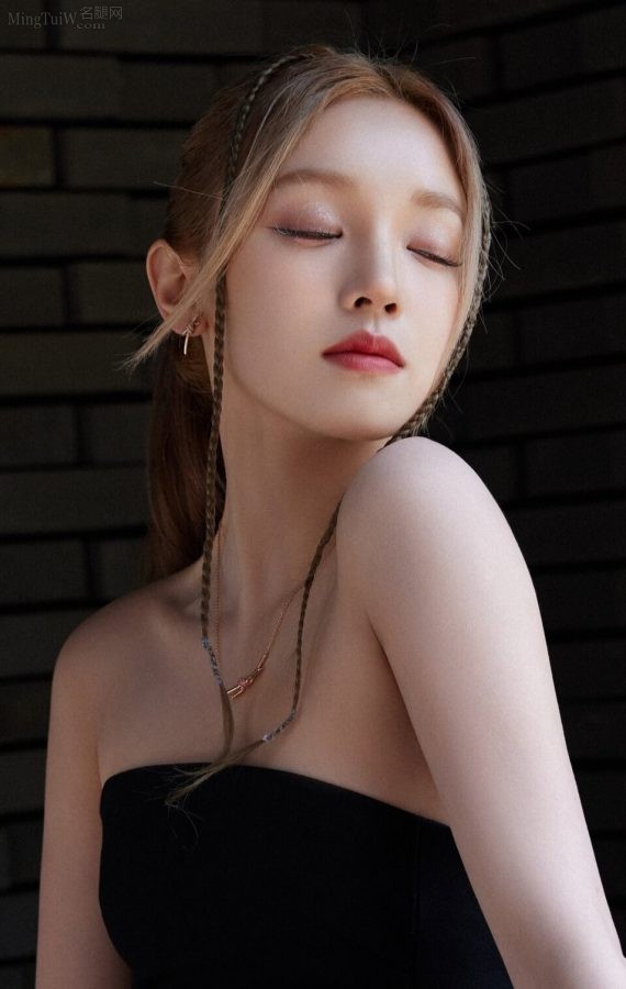 美女歌手宋雨琦穿露背小黑裙展露顺滑美腿(5/6)